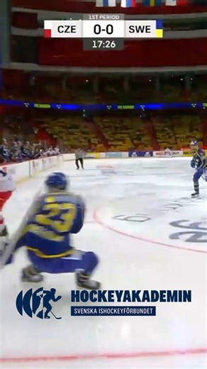 🏫🏒 Har du spelare som ska börja spela matcher på helplan? Fokusera på huvudvridningar mer än att få barnen att stå stilla i rätt positioner. Här ser du ett exempel på hur en ytterforward behöver jobba i defensiv zon med flera olika positioner som leds av bra huvudvridningar och läsningar. Fler klipp och tips om övergången till helplan finns på hockeyakademin! 🗞️ https://hockeyakademin.se/artiklar/tips-for-att-underlatta-overgangen-till-spel-pa-helplan | Svenska Ishockeyförbundet