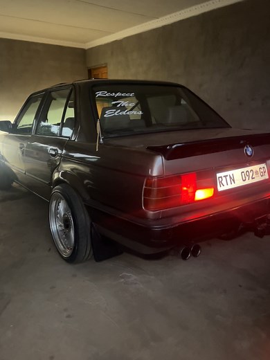 BMW E30 325i Engine Revving and Sound Experience