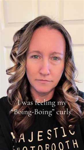 I call these my Boing-boing curls. Catchphrase courtesy of Beverly Cleary (my favorite author as a kid) in Ramona and the Pest. Ramona’s classmate Susan Kushner has what she called boing-boing curls and in the book Ramona gets up and grabs one of the curls and watches it spring back 🤣 and describes it as going “boing!” Some scenes just stick with you forever, and this one is iconic in my childhood memory. Let me know your favorite book from childhood that sticks with you. #ramonasndthepest #bev
