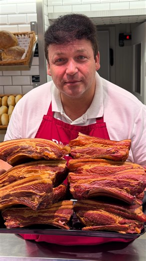 Tento týden u nás na pultech v Prostě Maso! 🇨🇿 Připravili jsme pro Vás výběr poctivých produktů z českého chovu: 🥩 Hovězí krk – ideální na dlouhé dušení, ragú nebo poctivý guláš. Maso plné chuti, které se po pomalé úpravě rozpadá na jazyku. 🐖 Vepřová panenská svíčková – jemné, křehké maso, které se hodí jak na rychlou pánev, tak na gril. 🍖 Uzené masové kosti – skvělý základ do polévek či vývarů, dodají jim hlubokou, kouřovou chuť. Zastavte se pro čerstvé maso z lokálních chovů – s námi vždy