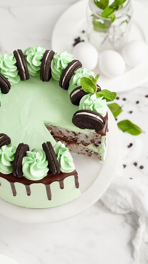 Mint chocolate chip cake 🍃 comment recipe. #mintchocolatechip #mintchocolatechipcake #greencake | CAKED by Katie