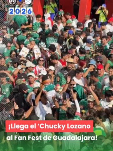 ¡LLEGA EL CHUKY… LOZANO A GUADALAJARA! Aficionados llevan a un muñeco vestido con el jersey de México y prende el ambiente. 🇲🇽😱 #TikTokInforma #tiktokmehizover #mexico #deportes #mundial #futbol