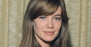 La frange balayée, le secret capillaire de Françoise Hardy pour adoucir les traits de son visage