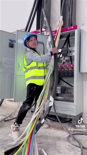 Elatik kaj kibabe korti hoy😱😱😱 #automobile #lifeisbutadream #comedyfilms #onthisday #train