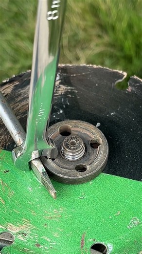 A brilliant way to change the saw blade on an angle grinder!