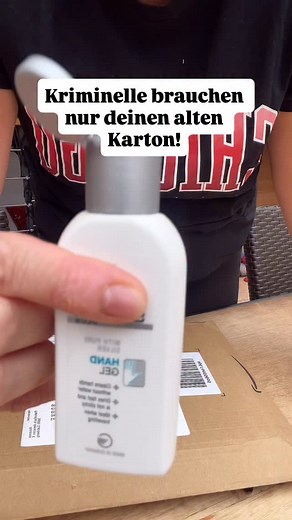 Deine Adresse klebt oft auf alten Kartons – und jeder kann sie lesen. 😱 Mit diesem simplen Trick entfernst du sie in Sekunden – ganz ohne teure Produkte. Nur Desinfektionsgel Küchenrolle und fertig. Wie entsorgst du alte Pakete: Recycling oder direkt Müll? 🗑️♻️ → Folge 👉 @yvonnesalltagsabenteuer für mehr einfache Tipps & Alltags-Hacks! → Meine Lieblingsprodukte findest du alle in meinem Amazon Store – Link in der Bio! 💕 #putztipps #alltagshacks #alltagstipps #reinigungstipps #haushaltstipps 