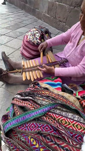 Quechua woman backstrap loom weaving in Cusco Peru #ramblingrhonda