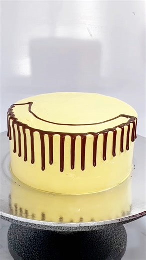 How to drip the chocolate on birthday cake 🎂 for chocolate lovers #fbreel #reelsfbシ #viralreels #trendingreel #dripcake #chocolatecake | Dessert Studio