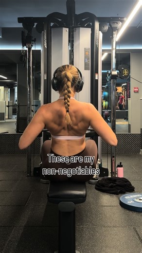Coach Bella | Physio-Informed Training on Instagram: "Your thoracic spine mobility isn’t a “nice to have” — it’s a physio non-negotiable. If your mid-back doesn’t move, something else will. And it’s usually your shoulders, neck, or lower back paying the price. 🔹 For lifting: A stiff thoracic spine limits overhead range, reduces force transfer, and forces compensations under load. That’s how “mystery” shoulder pain and cranky lower backs are born. 🔹 For day-to-day life: We sit, drive, and stare