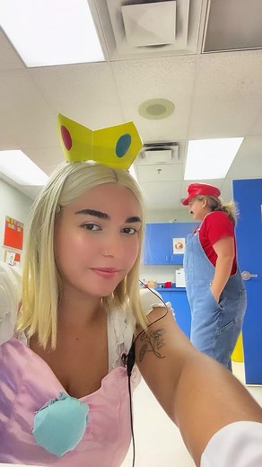 Mario and peach had to hop on this trend ✨💞 #halloween2022 #supermario #princesspeach #costumeideas