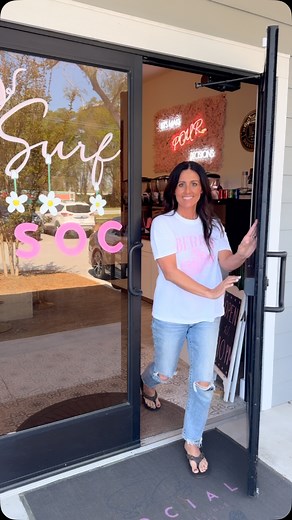 We found the cutest event space in Surf City, North Carolina — @surfcity.social ! Join Topsail Young Professionals for our April Networking Night on Tuesday, April 8 from 5:30–7:30 PM. RSVP now on the Topsail Chamber calendar at TopsailChamber.org. @surfcity.social is home to the only daiquiri bar in town, featuring craft cocktails with spirits from local distillery @hiddenships — yes, please! They’ve also got a packed event calendar and an adorable space perfect for your next gathering. Reach o