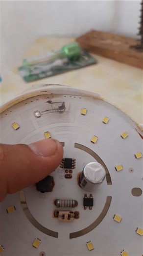 طريقة إحترافية في إصلاح المصباح كهربائي الليد👍💯