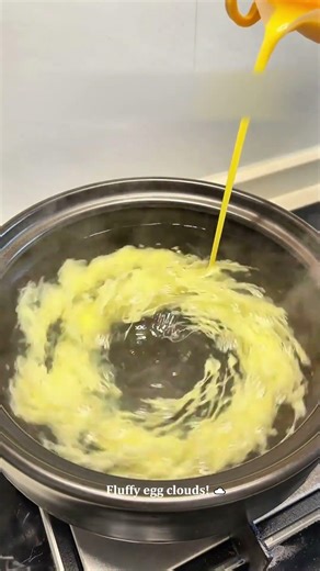 This 10-Second Trick Makes the FLUFFIEST Egg Drop Soup! 🤯 #cooking #foodhacks #recipe
