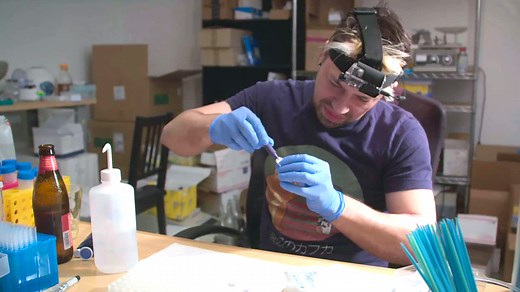 大开眼界的纪录片，基因黑客直播改造自己，不锻炼也拥有完美肌肉