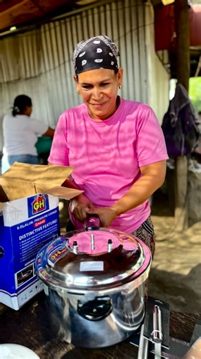 Henry López Mestra | Si de alegrar corazones se trata, esta es mi causa. Gracias a @elgigantedelhogarofficial por este hermoso detalle. ❤️ . Bendiciones pa’... | Instagram