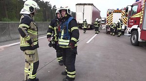 Die Einsatzkräfte der Feuerwehren an der A2 sind fast täglich im Einsatz und helfen Menschen. Eine gute Ausbildung ist für Arbeit das A und O. "A2 - Abenteuer Autobahn" - Heute ab 18:15 Uhr auf DMAX. | DMAX