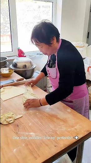 Master of dough! One cleaver for smooth pulled noodles🍜#satisfying #foodhacks #noodle