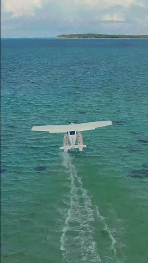 hydroplane racing across the water 🚤💨