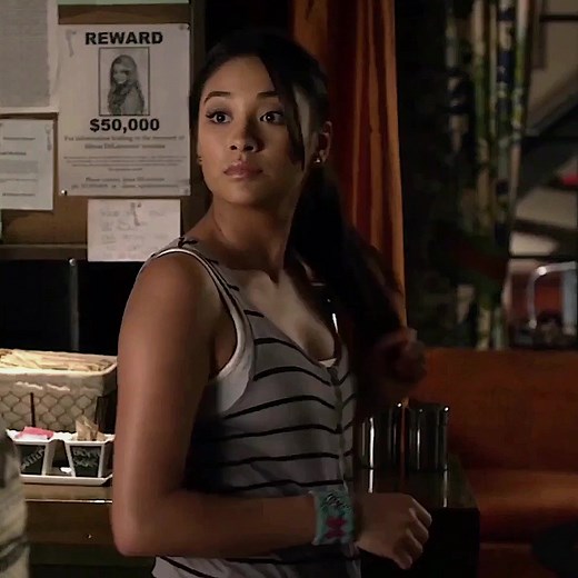 pov: emily is a #prettylittleliars #emilyfields #netflixbasics #pll #shaymitchell #ariamontgomery