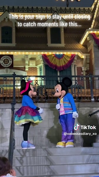 Minnie Mouse: Magical Moments at Disneyland💕