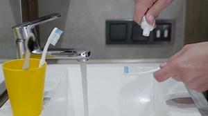 Pick Toothbrush Squeeze Toothpaste Onto Toothbrush: vídeo stock (100% livre de direitos) 1094749843 | Shutterstock
