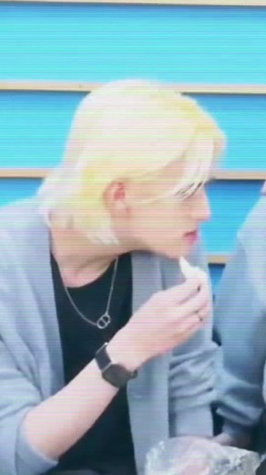 怒る時顎出んのほんとおもろい #straykids #hyunjin