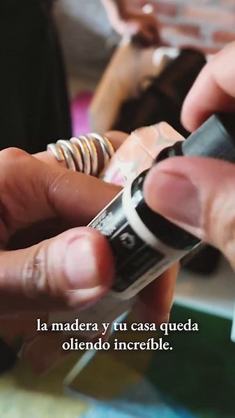 Si sientes que tus pisos están opacos y con rayones, este hack te va a salvar la vida (y el bolsillo). Solo necesitas esta mezcla mágica: ✨ 1 parte de Vinagre Biogar al 14% ✨ Un poco de agua ✨ Unas goticas de aceite de naranja 🍊 ¿Por qué funciona? El vinagre es un desinfectante súper potente que te ayuda a recuperar el brillo y rinde un montón para toda la casa. Además, el toque del aceite de naranja protege la madera y deja un aroma a limpio increíble. 🤩 #TipsDeLimpieza #HogarLimpio #PisosDeM