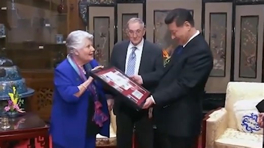 #StoriesaboutXi: The #friendship between Chinese President #XiJinping and his old #US friends started in Muscatine, #Iowa and has lasted over 30 years. As an old Chinese saying goes, amity between the people holds the key to sound state-to-state relations. Only with sincere people-to-people exchanges can the tree of transnational friendship grow luxuriant. | Xi's Moments
