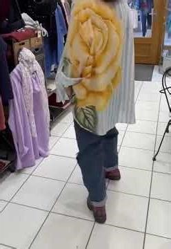 Comment porter un chemisier ligné avec une rose ? www.boutiquezazou.ch #sion #chemise