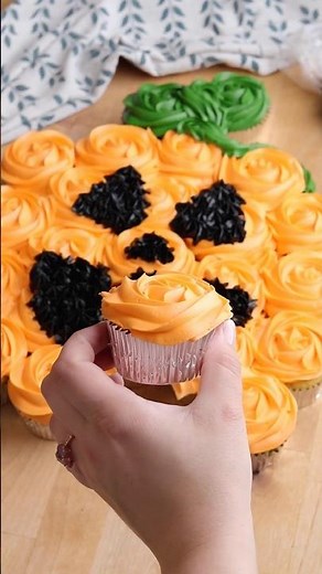 Halloween pumpkin cupcake cake 🎃 recipe below #halloweentreats