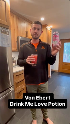 Nate Rates on Instagram: "Fruit beer from Von Ebert brewing using Oregon Fruit product to kick off Thanksgiving! #beer #beerbeerbeer #beerstagram #beers #thanksgiving #holiday #fruitbeer #vonebert #oregonfruit #sipandscore #naterates #thankful"