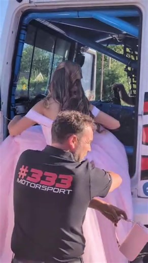 Stunning Prom Entrance Ideas in Pink Dresses