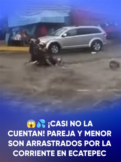 😱💦 ¡Casi no la cuentan! Pareja y menor son ARRASTRADOS por la corriente en Ecatepec. #Ecatepec #Tulpetlac #Lluvias #Inundaciones #tiktokinforma #tiktokmehizover