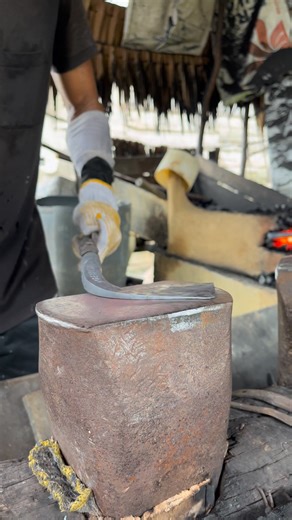 17K views · 25 reactions | Super fast cutting method #fblifestyle #blacksmith #blacksmithing | Pande Besi | Facebook