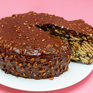 35K views · 355 reactions | Acest desert cu ciocolata este pur si simplu o BOMBA culinara! Ingrediente: biscuiți: 500 g miez de nuci: 100 g lapte: 400 ml zahăr vanilat: 10 g zahăr: 100 g lapte condensat: 80 g cacao: 80 g unt: 100 g ciocolată cu lapte: 200 g ulei: 30 ml arahide: 80 g | Cookrate - Romania | Facebook