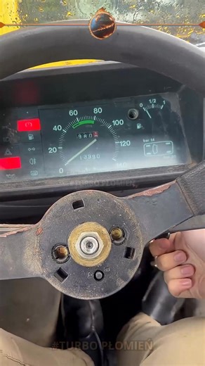 Polski Fiat 126p – historia kultowego Malucha w pigułce Polski Fiat 126p, znany jako Maluch, to auto, które zmieniło życie Polaków w latach 70. i 80. Mały, tani w utrzymaniu i niezniszczalny, pozwalał wielu rodzinom poczuć wolność na czterech kołach. Silnik 650 cm³ dawał 23 konie mechaniczne, a mimo to dzielnie pokonywał polskie drogi i góry. Maluch to także symbol PRL, pełen zabawnych historii i niezapomnianych wspomnień. A Ty – miałeś kiedyś Malucha lub znasz kogoś, kto nim jeździł? | Płomień 