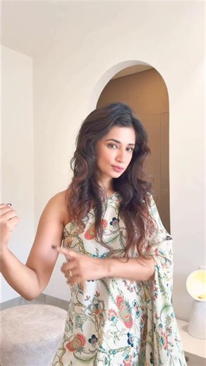 Multitasker is my synonym. #shrutisingla #shrutis #womensclothing #dysonairwrap #kaftan #coordset
