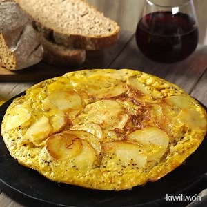 1.3M views · 18K reactions | Tortilla Española | Receta  https://bit.ly/38Nraru INGREDIENTES: • 1 taza de aceite de oliva, para cocer las papas • 3 papas, en rebanadas de medio centímetro • 1 taza de cebolla, en tiras delgadas • 9 huevos • suficiente de sal • suficiente de pimienta • suficiente de aceite de oliva | kiwilimón | Facebook