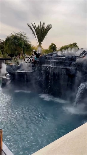 Daredevil bike jump into a pool?! 🚴 🌊🤯 We can’t get enough of this Hawaiian-inspired backyard oasis! Titan Aquatic Exhibits™ partnered with Envy Pools to build the see-through acrylic hot tub floor on top of the mountain-like structure and a clear pool window in front of the grotto. ⚠️: Don’t try this at home. Whether you dream of a more luxurious, resort-style pool experience at your home or imagine a cozy living space with a relaxing aquatic centerpiece, our expertise and unparalleled craft