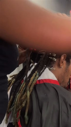 Let’s talk about it 👀 — why do we call some styles what we call them? Today’s look: good ol’ dookie braids 😭✨ If you grew up in the South, you probably heard that name a time or two, but go up North and they might call the same thing something totally different. It’s wild how region, culture, and even the auntie who did your hair growing up shapes our language around beauty. From “dookie braids” to “box braids,” “feed-ins” to “straight-backs” — it’s all storytelling. It’s the language of our m