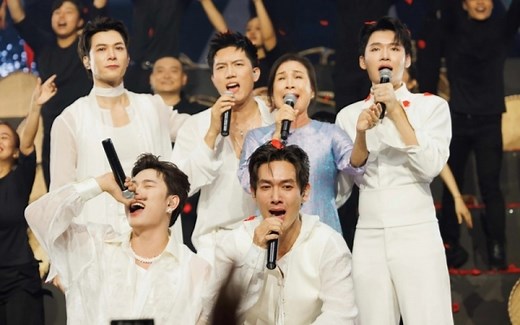 Lời bài hát (Lyrics) "Bao lời con chưa nói" sâu lắng trên sâu khấu Anh trai say hi