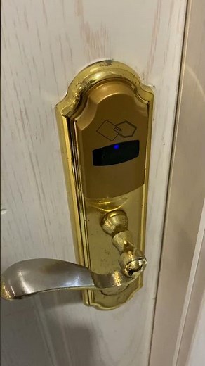 如何使用卡钥匙解锁酒店房间 ホテルの部屋の鍵をカードキーで解錠する様子 唐庭酒店 杭州火车东站西广场店