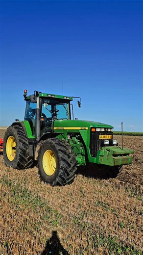 John Deere 8400 Pulling a Väderstad Cultivator Across Dry Stubble #JohnDeere #Cultivator #Fieldwork