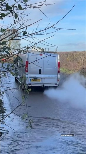 That’s Done Some Damage 😬😳 #TooFast #Smoke #Whoops #VanFails #FloodedEngine #FLOOD #UK #Worces