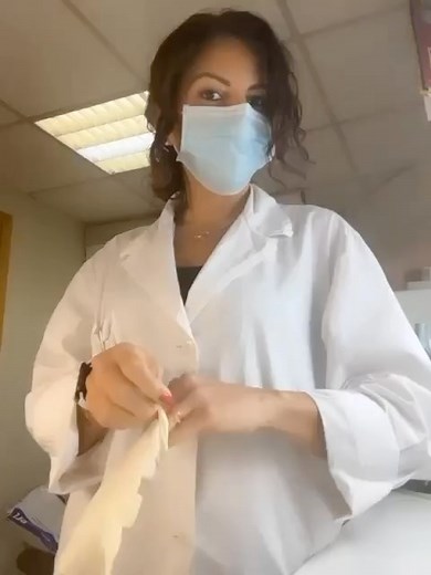 Gloves Passion on Instagram: "Dentist @claudia_crown_it is putting some white latex glovesf before dental examination🧤❤️ #gloves#latexgloves#glovesfetish#latexglovesfetish#dentist#dentista#guanti#mask#followme"
