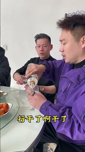 A funny trick to avoid drinking at a banquet is discovered! #Funny #ComedyVideo #XiaoGeGe #Cheers 🍺