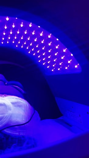 🌟 LED phototherapy 🌟 Now available at The Skin Edit as a standalone treatment or in combination with your regular skin treatments to upgrade and accelerate results. LED phototherapy works at a cellular level. The deep penetrating LED lights target deep into cells heightening their functions, photo-stimulating dermal blood flow and create faster healing. You can think of our skin using the LED light as an energy source, like how plants use sunlight during photosynthesis 🪴 Dermalux LED is a cli