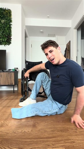 Hier ein #tutorial wie man vom Boden zurück in den #rollstuhl kommt ￼#wheelchair #fyp ￼￼#transfer