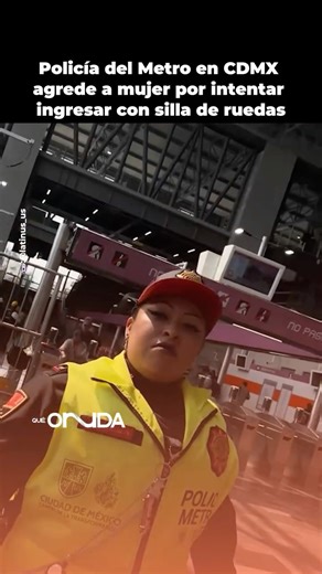 Que Onnda on Instagram: "Policía del Metro en #CDMX agrede a mujer por intentar ingresar con silla de ruedas. Un video difundido en redes muestra a un elemento del Metro agrediendo a una usuaria que intentaba acceder con una silla de ruedas. El hecho provocó indignación y reavivó las críticas sobre la falta de accesibilidad y capacitación del personal en el transporte público. #MetroCDMX #noticiasmexico #inclusionsocial"
