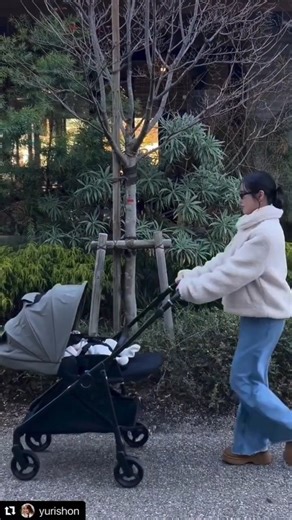 アップリカ on Instagram: "【I’m Free いつでもどこでも颯爽をあなたに。ハンドルレバーを握ればスッと真横に移動できる。「ルーチェ フリー AC」先輩ママ・パパのモニターレポート】​ ⁡ 12月に新モデルが発売された「ルーチェ フリーAC」​の​モニター様（@yurishon）の投稿をご紹介します。​​ ⁡ カフェで、エレベーターや狭い道路でスッと真横に移動できる 「ルーチェ フリー」が大活躍。​ 快適なお出かけを楽しんでいただけているようです。 ⁡ ———————————— 見た目もスタイリッシュでオシャレなベビーカー​ New “Aprica ルーチェ フリー AC”​ ⁡ ​ハンドルをギュッと握れば​ 真横にスライドできる4輪フリー機能で​ 自由自在に動かせるのがほんとに便利すぎた✨​ ⁡ ​カフェによく行くからベビーカーあると​ どうしても引き寄せたり移動させるのが大変だったけど​ この機能のおかげでスムーズに人や障害物を​ サッと避けれるの！​ ⁡ ​特にエレベーターや狭い通路などは​ めちゃくちゃ大活躍だったよ👏🏻​ ⁡ ​コンパクトなのに一本につ